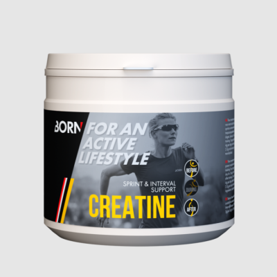 Embalagem branca de suplemento creatina com rótulo cinza e preto e texto em branco e amarelo
