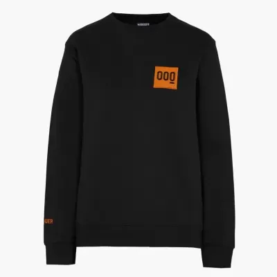 Sweatshirt preta com logo laranja no peito e texto na manga