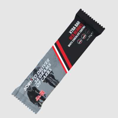 Barra energética Xtra Bar Red Berries com embalagem preta, cinza e vermelha e texto branco e vermelho.