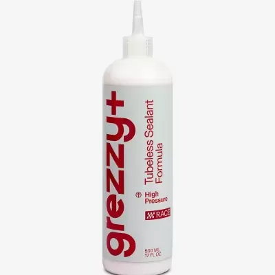 Frasco de plástico branco com rótulo cinzento e texto vermelho