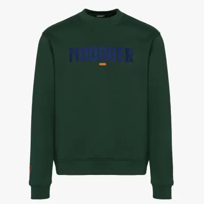 Sweatshirt verde escura com texto azul MOOQUER no peito.