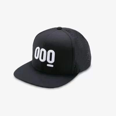 Boné preto com aba plana com logotipo branco 000