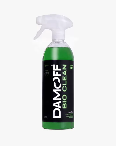 Frasco de spray transparente com líquido verde e rótulo DAMOFF BIO CLEAN