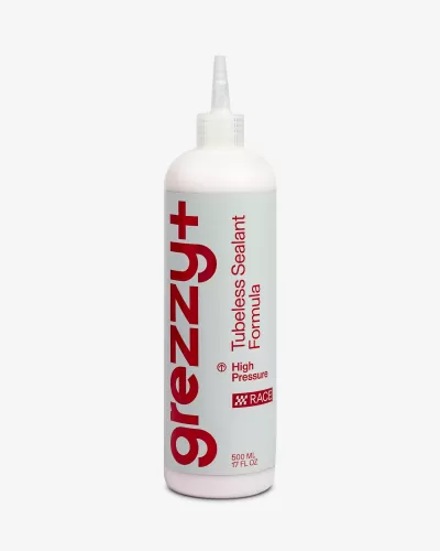 Frasco de plástico branco com rótulo cinzento e texto vermelho