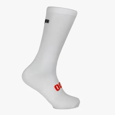 Meia desportiva branca com texto preto e vermelho