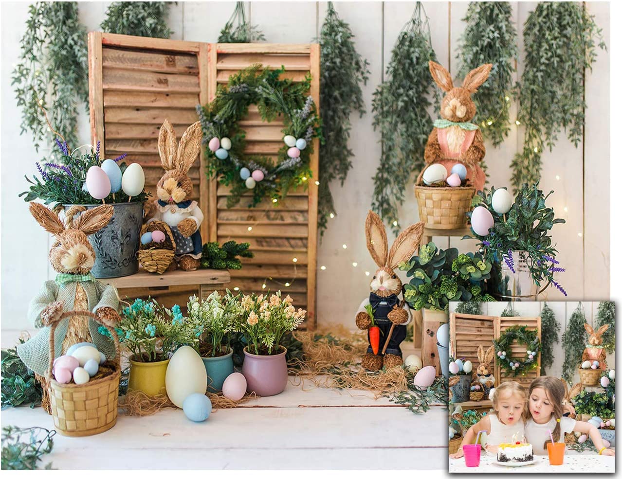 Decoração de Páscoa com coelhos e ovos coloridos sobre mesa branca