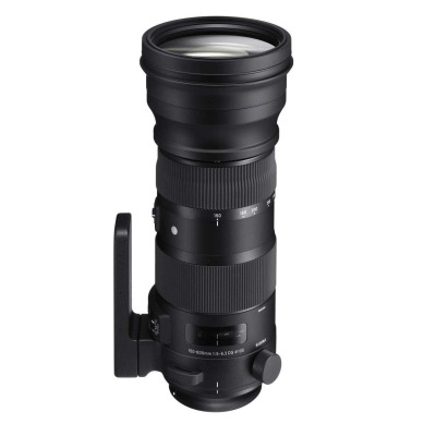 Objetiva fotográfica Sigma preta com suporte e anéis texturizados.