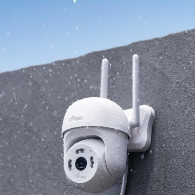 Câmara de segurança exterior branca com antenas na parede