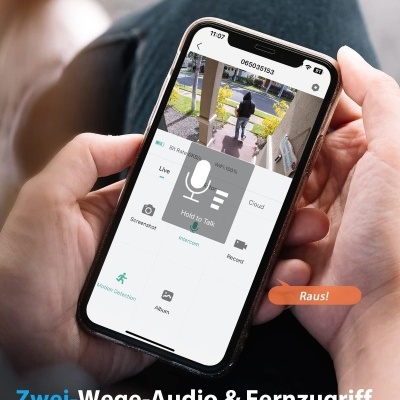 Smartphone com app de vigilância mostrando vídeo e opções de áudio e gravação