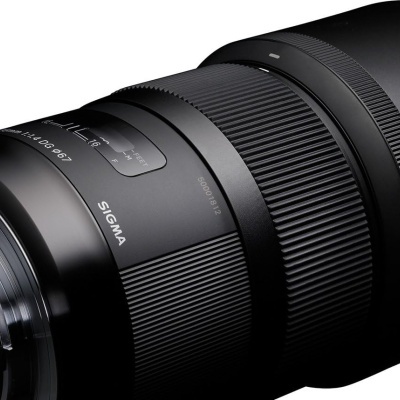 Objetiva de câmara fotográfica preta da marca SIGMA