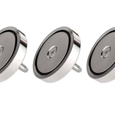 Conjunto de três ímanes redondos prateados com anel preto e pino traseiro