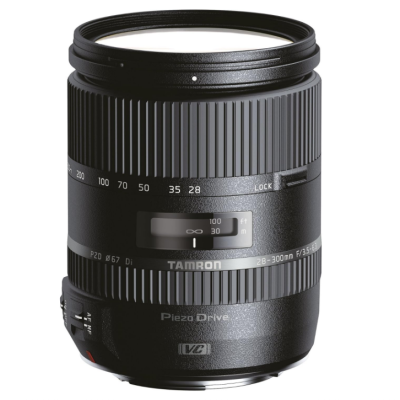 Objetiva de câmera Tamron preta com texto e controles de zoom e foco