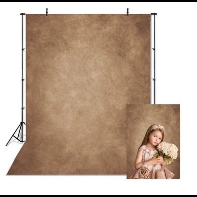 Fundo fotográfico castanho claro com textura suave, suportado por tripé preto