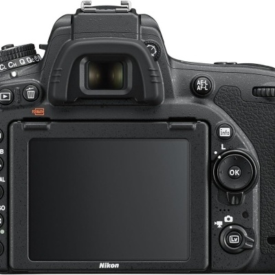 Câmara digital DSLR Nikon vista de trás com ecrã LCD e botões de controlo