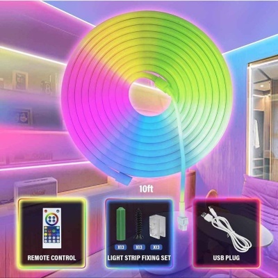 Fita LED RGB com controlo remoto, fixações, cabo USB em sala iluminada