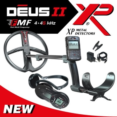 Detector de metais Deus II XP com acessórios e ecrã digital em fundo branco e vermelho
