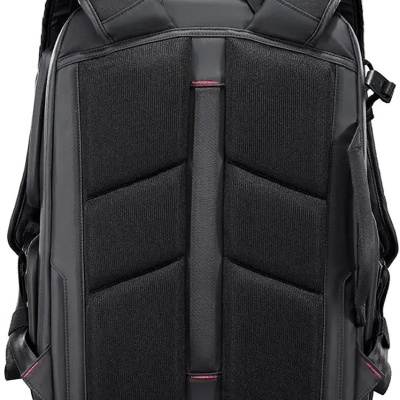 Mochila preta vista de trás com áreas acolchoadas e detalhes vermelhos