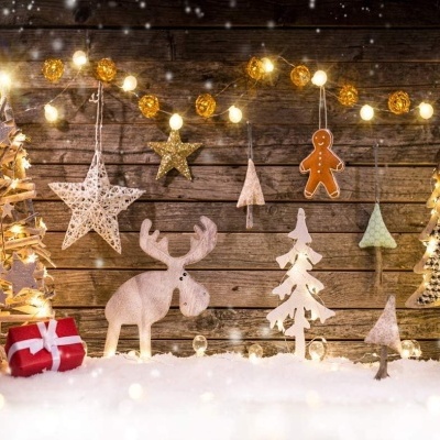 Decoração de Natal em madeira com luzes e neve