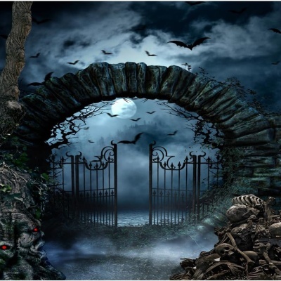 Portão de ferro sob arco de pedra numa paisagem noturna sombria com lua cheia e morcegos