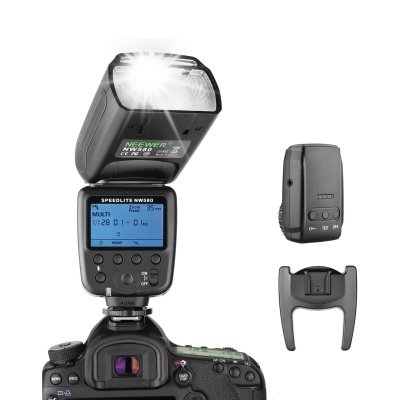 Flash NEewer NW580 montado numa câmara com transmissor e suporte