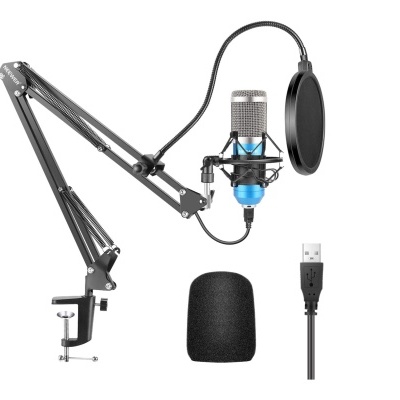 Microfone condensador azul e preto com acessórios em fundo branco