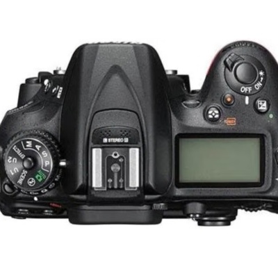 Câmera fotográfica DSLR preta vista de cima com botões e ecrã LCD