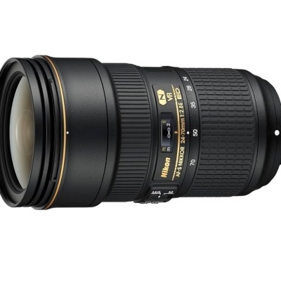 Objetiva fotográfica Nikon preta 24-70mm com detalhes dourados