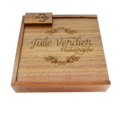 caixa de madeira Clara com gravação a laser com texto Julie Verdier Photographe