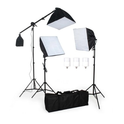 Conjunto de iluminação fotográfica com softboxes e mala preta