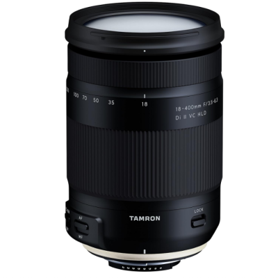 Lente de câmara Tamron 18-400mm preta com texto branco e botões