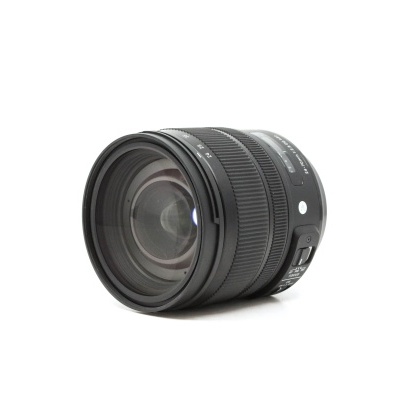 Objetiva fotográfica preta com zoom 28-75mm 1:2.8 DG DN