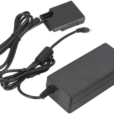 Adaptador de energia preto com cabo e conector