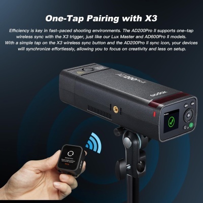 Dispositivo eletrônico preto num tripé com controlador remoto, fundo azul e texto em inglês