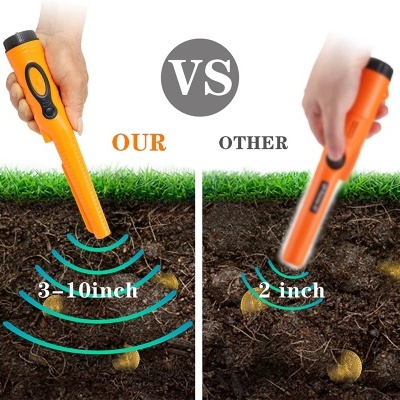 Dois detectores de metal laranja a funcionar sobre solo, comparando alcance de deteção.