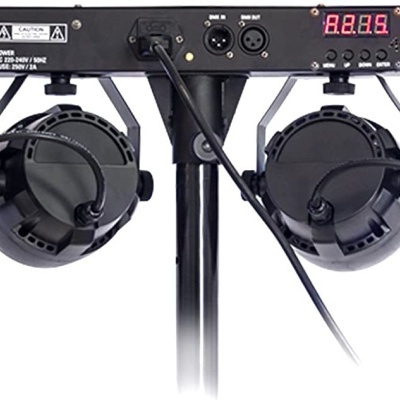 Barra de iluminação com quatro refletores ligados a uma estrutura preta com ecrã digital e conectores