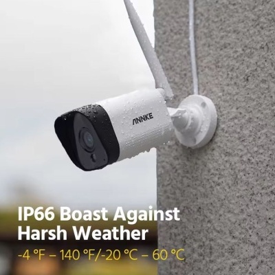 Câmara de segurança ANNKE branca e preta com gotas de água montada numa parede cinzenta