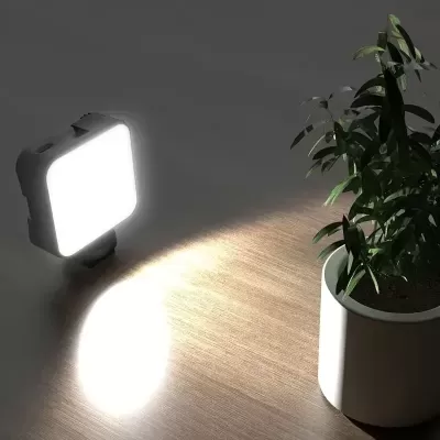 Luz quadrada portátil iluminando planta em vaso