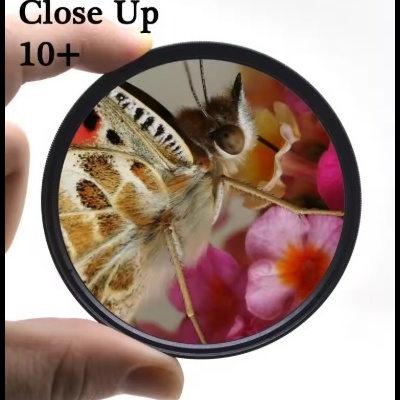 Filtro de lente circular preto mostrando borboleta em flores com texto Close Up 10+