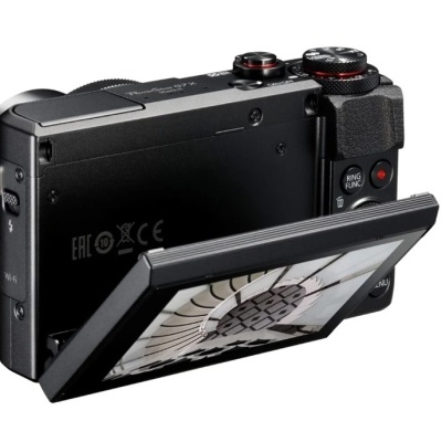 Câmara digital preta com ecrã LCD articulado