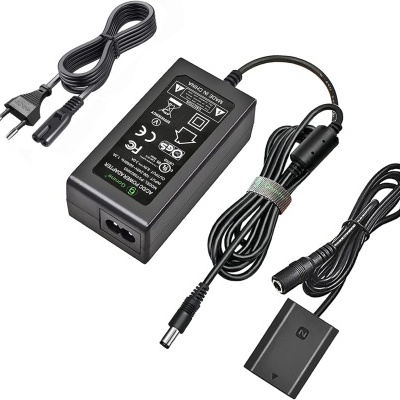 Adaptador de corrente preto com cabo, dispositivo retangular e cabo com conector