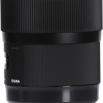 Objetiva fotográfica preta SIGMA com texturas corrugadas isolada
