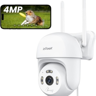Câmara de vigilância ioGeek branca com smartphone mostrando imagem de cão e texto 4MP