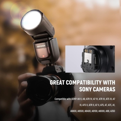 Flash fotográfico preto KEEWER montado numa câmara com luz acesa e texto de compatibilidade com câmaras Sony