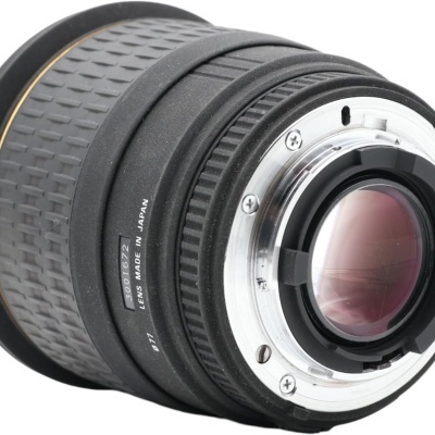 Objetivo fotográfico preto com montagem metálica prateada