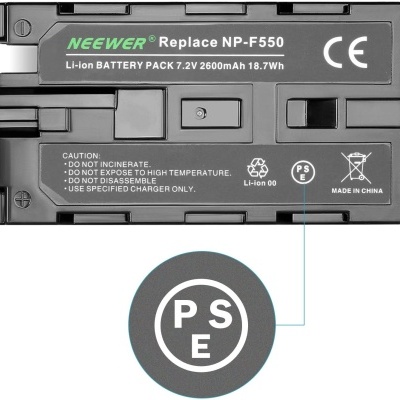 Bateria recarregável NEEWER Replace NP-F550 Li-ion preta com texto e símbolos
