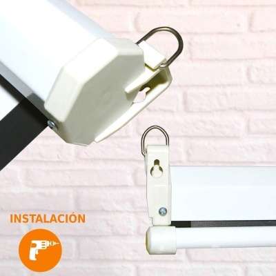 Detalhe de mecanismo de fixação de toldo ou cortina em plástico branco com ganchos metálicos
