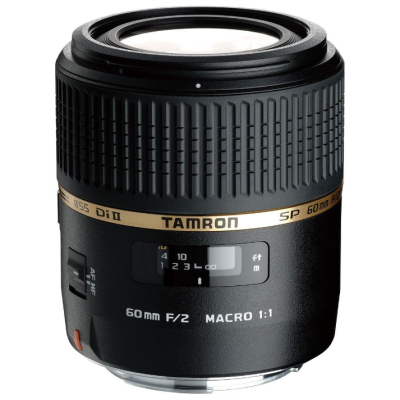 Objetiva de câmera preta Tamron SP 60mm com texto dourado e branco e anel de foco