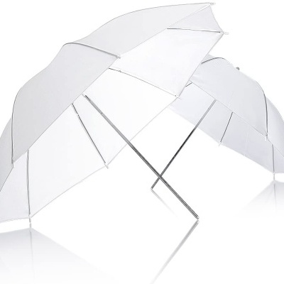 Dois guarda-chuvas brancos com armação metálica sobre fundo branco