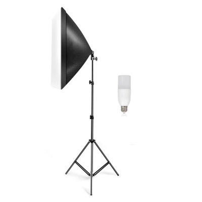 Luz de estúdio com tripé preto e difusor branco ao lado de lâmpada LED