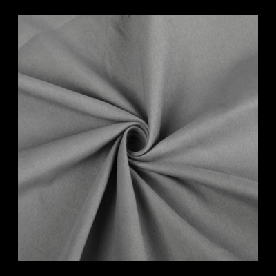 Tecido cinzento claro liso espiralado com dobras